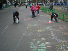 Детские рисунки на асфальте на тему «65-летие Великой Победы».